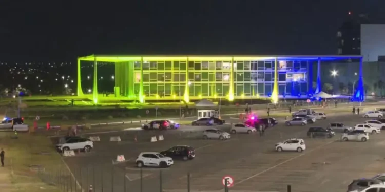 suspeita-de-bomba-e-tentativa-de-invasao-fecham-area-do-stf,-em-brasilia