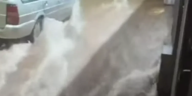 chuva-de-92-milimetros-provoca-alagamentos-em-varios-pontos-de-jatai-(go)