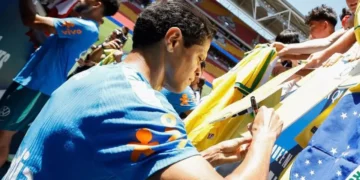 selecao-brasileira-desembarca-em-calcuta-para-amistoso-contra-a-india