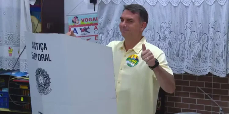 flavio-bolsonaro-diz-que-recebe-votos-de-outros-candidatos-no-1o-turno