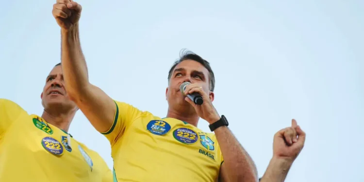“foi-por-muito-pouco”,-diz-flavio-bolsonaro-apos-ir-ao-2o-turno