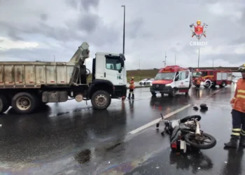 motociclista-fica-ferido-apos-colisao-com-caminhao-na-eptg-em-brasilia