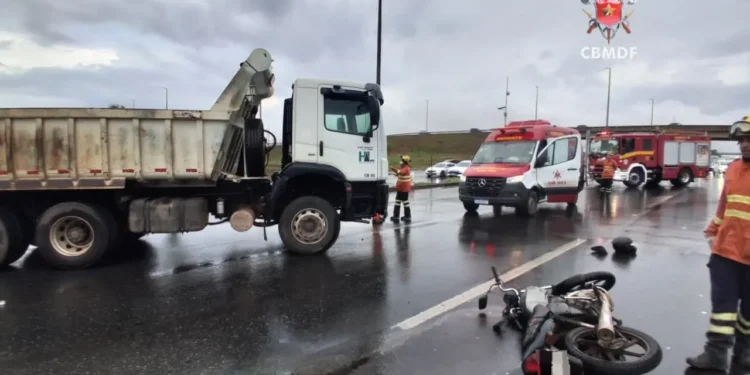 motociclista-fica-ferido-apos-colisao-com-caminhao-na-eptg-em-brasilia