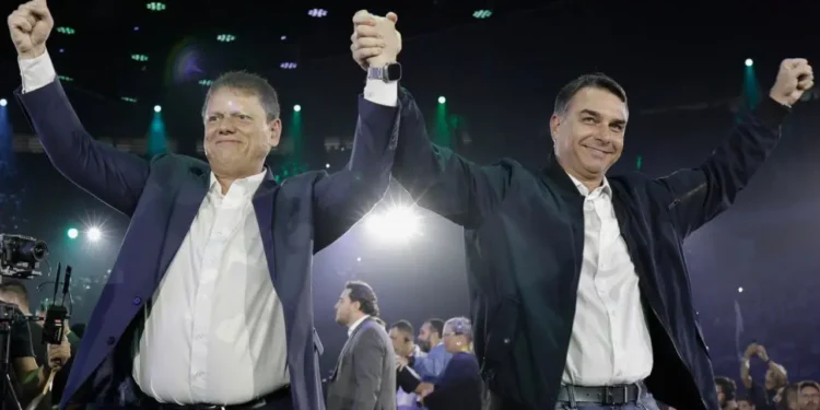 tarcisio-acompanha-flavio-bolsonaro-em-encontro-com-daniel-vilela-em-goiania