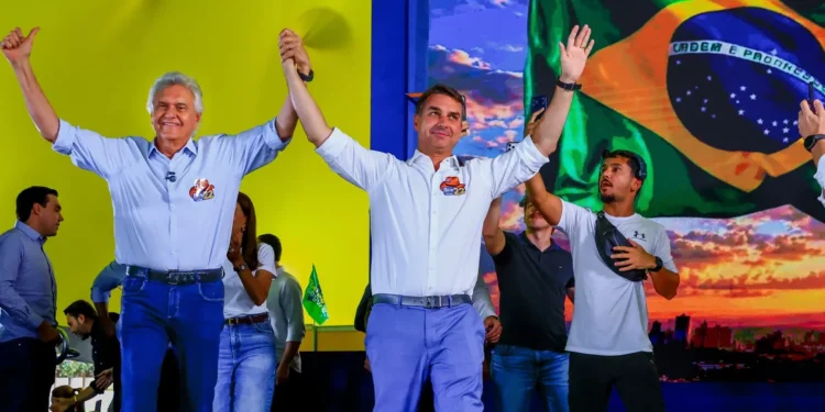 ronaldo-caiado-oficializa-apoio-a-flavio-bolsonaro-em-goiania