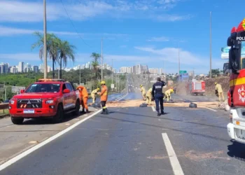 pista-e-interditada-apos-vazamento-de-2-mil-litros-de-oleo-na-eptg,-em-brasilia