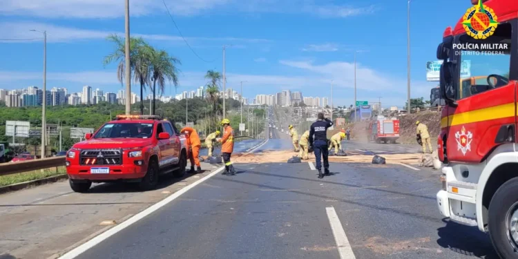 pista-e-interditada-apos-vazamento-de-2-mil-litros-de-oleo-na-eptg,-em-brasilia