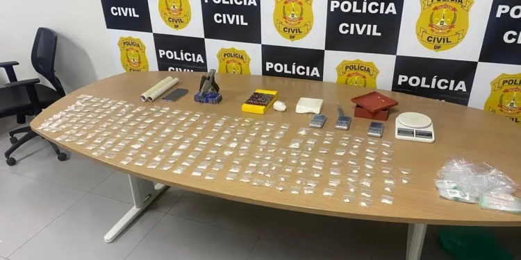 policia-civil-prende-quatro-e-apreende-cocaina,-maconha-e-armas-no-df