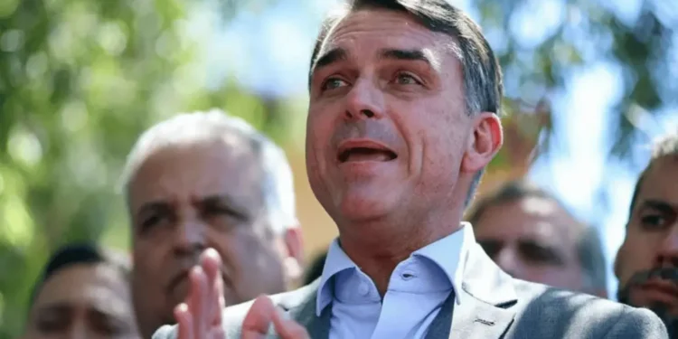 flavio-bolsonaro-rebate-moraes-apos-ordem-de-prisao-contra-eduardo:-“nao-vai-dar-em-nada”