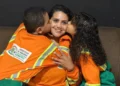 “tenho-muito-orgulho-da-minha-mae”:-criancas-vestem-uniforme-de-gari-em-goiania