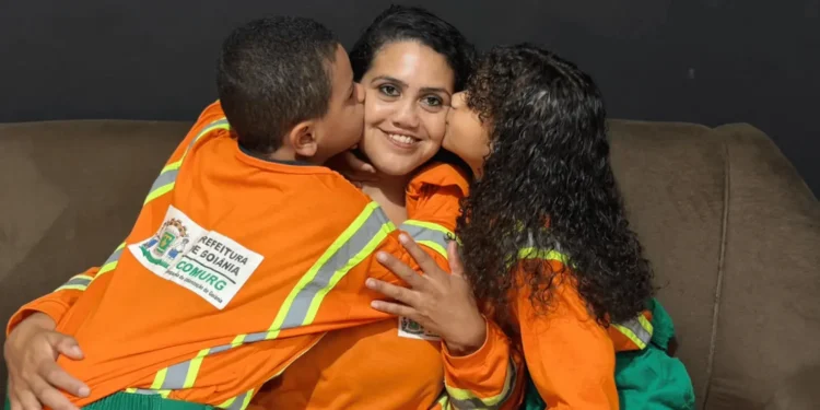 “tenho-muito-orgulho-da-minha-mae”:-criancas-vestem-uniforme-de-gari-em-goiania
