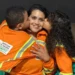 “tenho-muito-orgulho-da-minha-mae”:-criancas-vestem-uniforme-de-gari-em-goiania