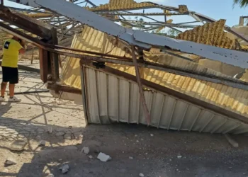 tornado-atinge-cidades-da-italia,-vira-carros-e-deixa-estudantes-feridos