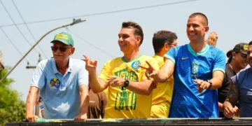 flavio-bolsonaro-faz-moto-carreata-em-sao-goncalo-e-pede-votos-para-o-segundo-turno