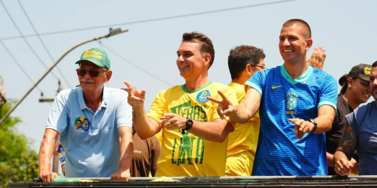 flavio-bolsonaro-faz-moto-carreata-em-sao-goncalo-e-pede-votos-para-o-segundo-turno