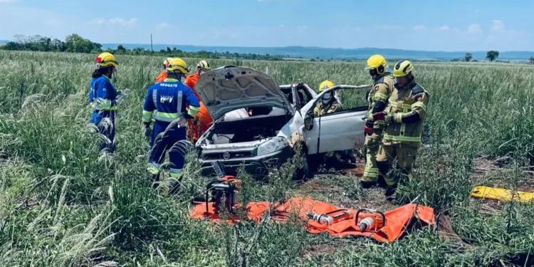 duas-pessoas-morrem-em-acidente-com-capotamento-na-br-153,-em-itumbiara