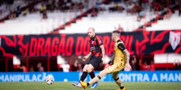 com-um-jogador-a-mais,-atletico-go-tropeca-no-accioly-e-empata-com-o-sport