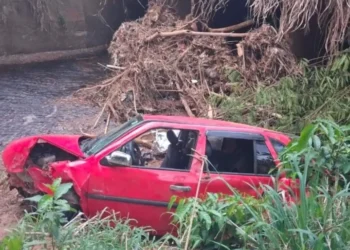 motorista-morre-apos-carro-capotar-e-cair-de-ponte-em-aparecida-de-goiania
