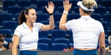 tenis:-luisa-stefani-conquista-quinto-titulo-da-temporada-em-duplas-no-wta-1000-de-pequim