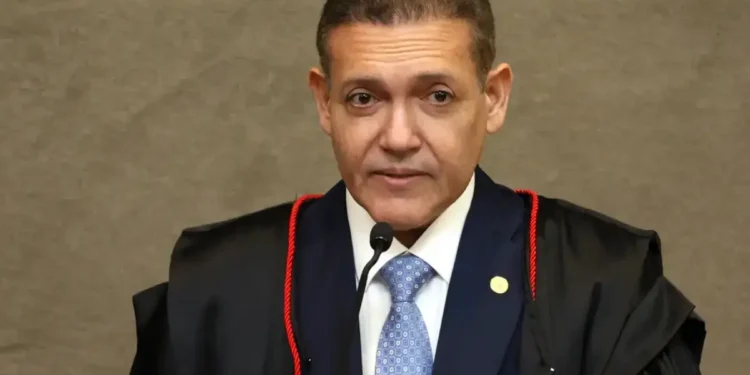 tse-manda-recolher-jornal-de-sindicato-dos-petroleiros-apos-acao-de-flavio-bolsonaro