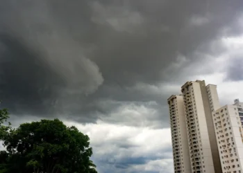 inmet-poe-todo-goias-em-alerta-laranja-de-perigo-para-tempestades
