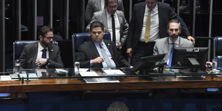 senado-adia-pec-da-seguranca-e-aprova-aumento-do-teto-do-mei-com-perdao-de-dividas