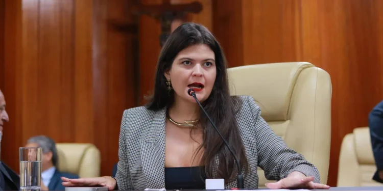 tse-suspende-cassacao-do-mandato-de-aava-santiago-na-camara-de-goiania