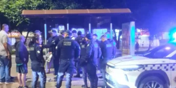 tres-pessoas-sao-levadas-a-delegacia-apos-distribuicao-de-cartazes-contra-celina-leao-no-df