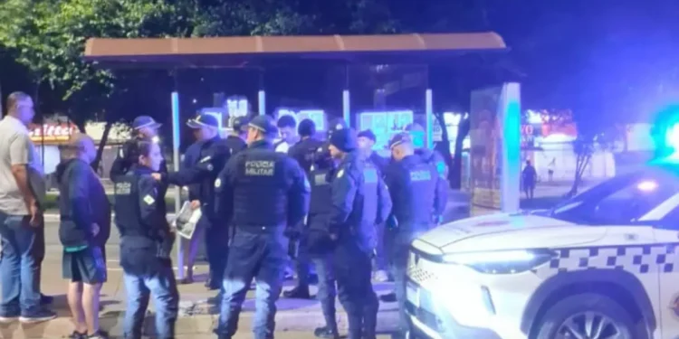 tres-pessoas-sao-levadas-a-delegacia-apos-distribuicao-de-cartazes-contra-celina-leao-no-df