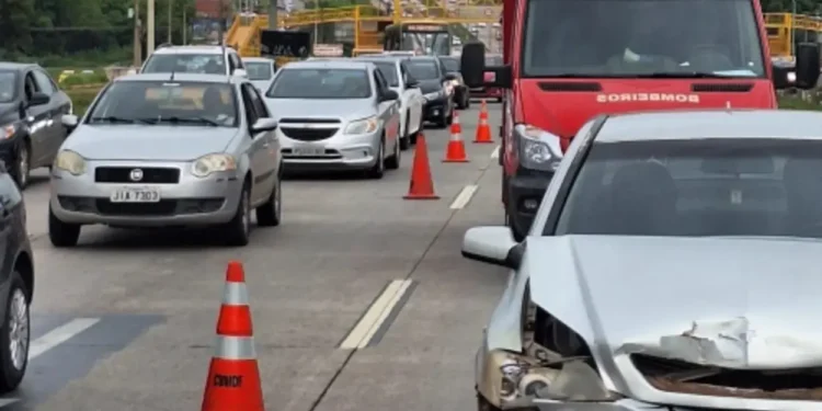 colisao-entre-tres-veiculos-deixa-passageira-ferida-na-via-estrutural-(df)