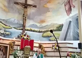 padre-morre-no-equador-apos-cruz-desabar-durante-missa;-veja-video
