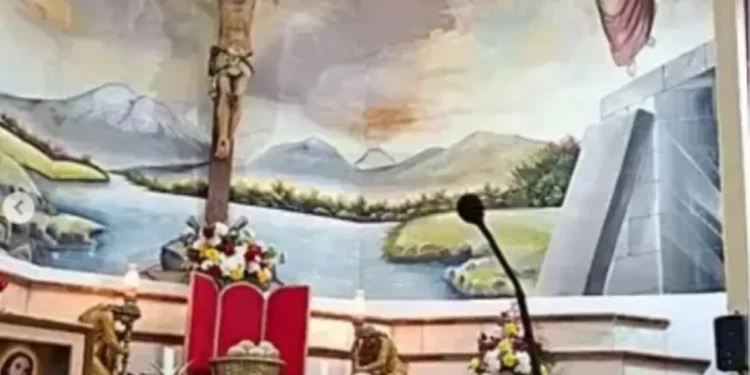 padre-morre-no-equador-apos-cruz-desabar-durante-missa;-veja-video