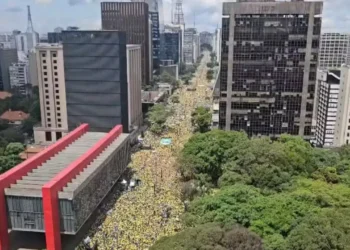 flavio-bolsonaro-poupa-voz-para-debate-com-lula-e-critica-petista-em-ato-na-paulista