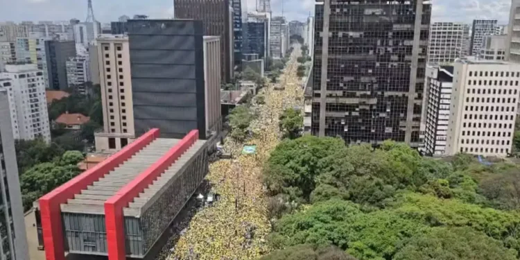 flavio-bolsonaro-poupa-voz-para-debate-com-lula-e-critica-petista-em-ato-na-paulista