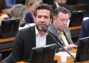 andre-janones-e-internado-em-uti-apos-apresentar-arritmia-cardiaca