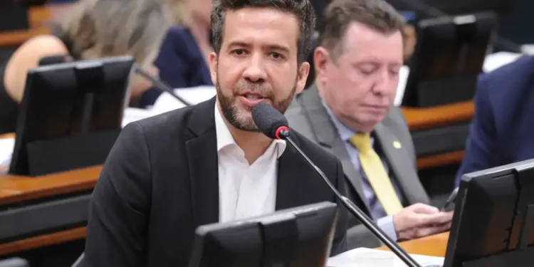 andre-janones-e-internado-em-uti-apos-apresentar-arritmia-cardiaca