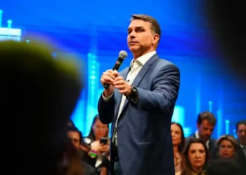 flavio-bolsonaro-volta-a-goias-nesta-terca-feira-(20)-para-gravacoes-com-cantores-sertanejos