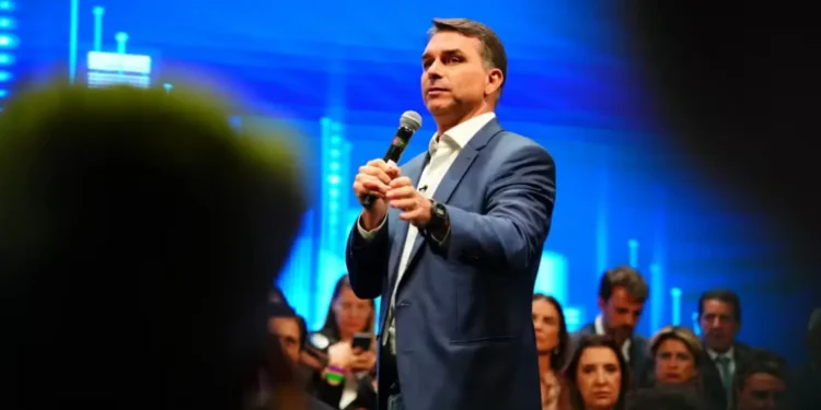 flavio-bolsonaro-volta-a-goias-nesta-terca-feira-(20)-para-gravacoes-com-cantores-sertanejos