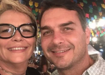mae-de-flavio-bolsonaro-publica-video-de-apoio-ao-filho;-“sei-o-filho-que-criei”