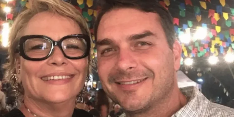 mae-de-flavio-bolsonaro-publica-video-de-apoio-ao-filho;-“sei-o-filho-que-criei”