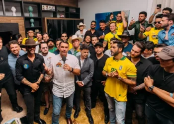 “ta-todo-mundo-aqui-apoiando-a-mudanca”,-diz-flavio-bolsonaro-ao-reunir-sertanejos-em-goias