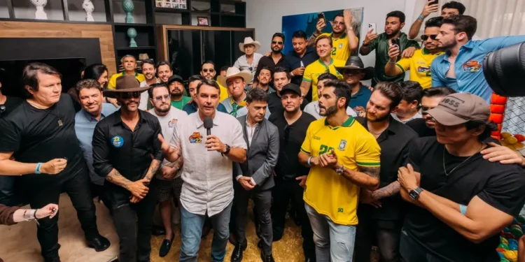 “ta-todo-mundo-aqui-apoiando-a-mudanca”,-diz-flavio-bolsonaro-ao-reunir-sertanejos-em-goias