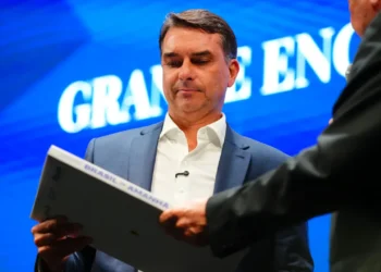 flavio-bolsonaro-e-unico-presidenciavel-a-recusar-sabatina-do-sbt