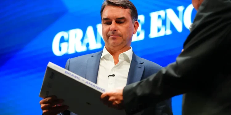 flavio-bolsonaro-e-unico-presidenciavel-a-recusar-sabatina-do-sbt