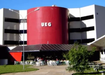 ueg-abre-selecao-para-interprete-de-libras-com-remuneracao-de-r$-2,9-mil