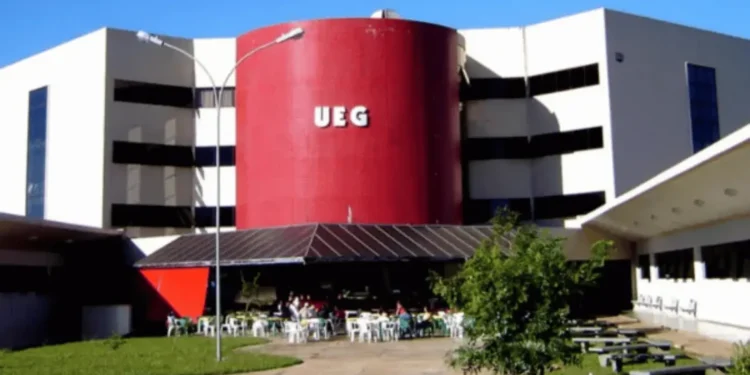 ueg-abre-selecao-para-interprete-de-libras-com-remuneracao-de-r$-2,9-mil
