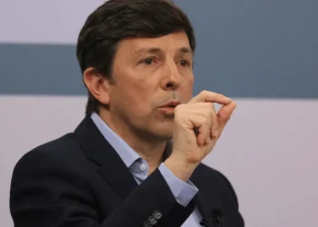 fundador-do-novo-anuncia-apoio-a-lula-e-diz-temer-governo-flavio-bolsonaro