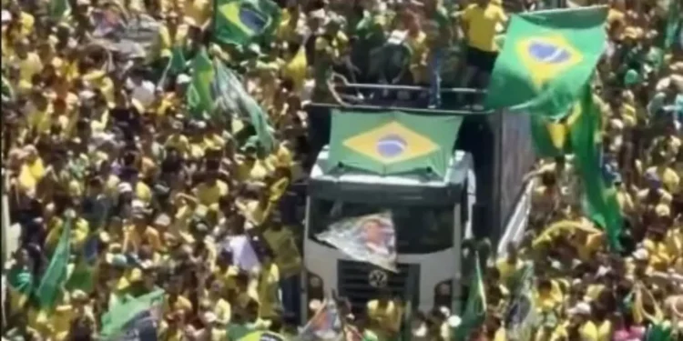 apoiadores-de-flavio-bolsonaro-fazem-ato-de-campanha-em-goiania