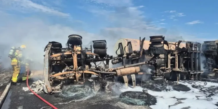 caminhao-com-carga-de-diesel-tomba-e-e-destruido-por-incendio-na-br-020,-em-goias