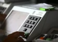 eleitor-e-preso-apos-colar-tecla-de-urna-eletronica-em-escola-de-ceilandia-(df)